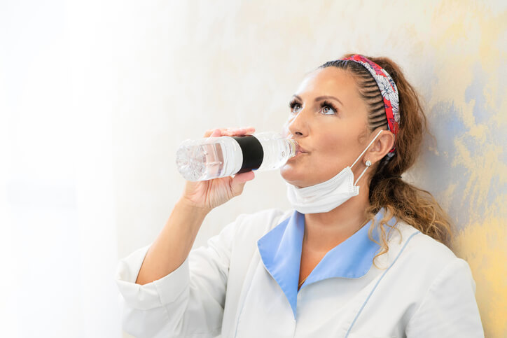 https://www.amnhealthcare.com/contentassets/8a1c36e6e8be4913950719bd41cb5cf8/6-ways-to-stay-hydrated-while-on-the-job.jpg